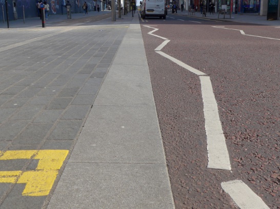 Photo showing a flush transition between main road and the drivable space.